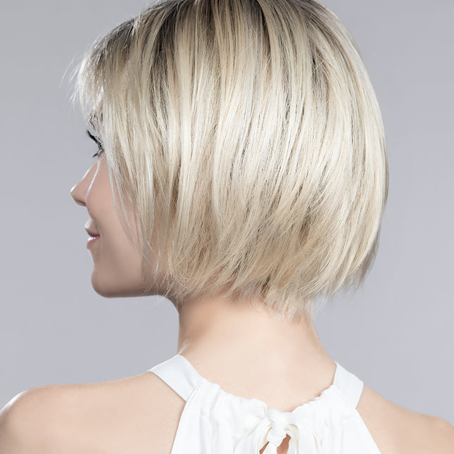 Peluca Amy Deluxe de Ellen Wille, color Lightchampagne Rooted, fotografía en persona