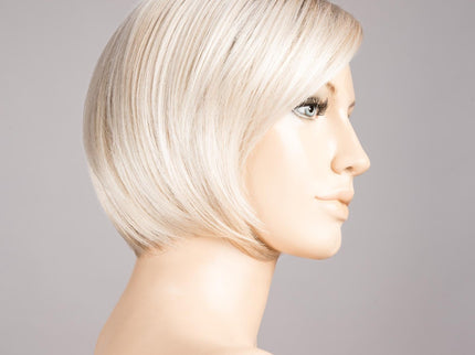 Peluca Amy Deluxe de Ellen Wille, color Lightchampagne Rooted, vista lateral en maniquí