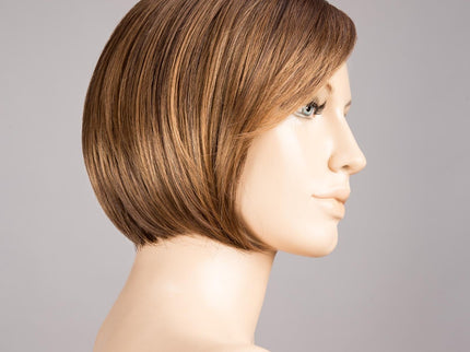 Peluca Amy Deluxe de Ellen Wille, color Mocca Rooted, vista lateral en maniquí