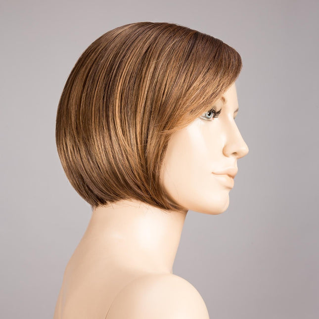 Peluca Amy Deluxe de Ellen Wille, color Mocca Rooted, vista lateral en maniquí