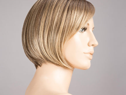 Peluca Amy Deluxe de Ellen Wille, color Sand Rooted, vista lateral en maniquí