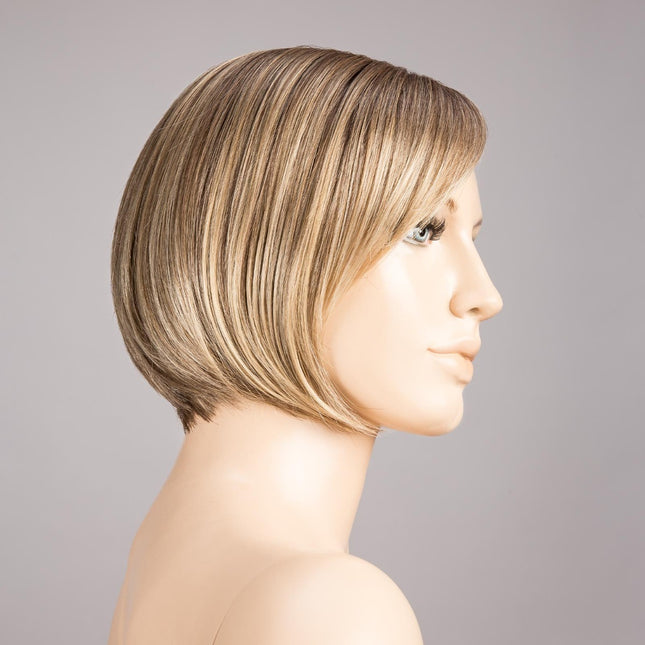 Peluca Amy Deluxe de Ellen Wille, color Sand Rooted, vista lateral en maniquí
