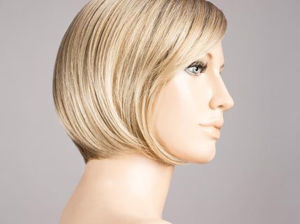 Peluca Amy Deluxe de Ellen Wille, color Sandyblonde Rooted, vista lateral en maniquí