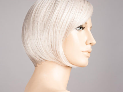 Peluca Amy Deluxe de Ellen Wille, color Silver Rooted, vista lateral en maniquí