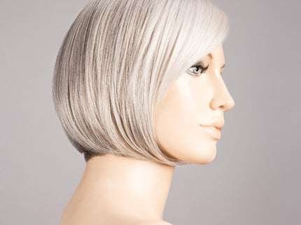 Peluca Amy Deluxe de Ellen Wille, color Snow Mix, vista lateral en maniquí