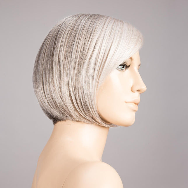 Peluca Amy Deluxe de Ellen Wille, color Snow Mix, vista lateral en maniquí