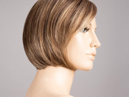 Peluca Amy Deluxe de Ellen Wille, color Tobacco Rooted, vista lateral en maniquí