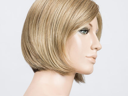 Peluca Amy Small Deluxe de Ellen Wille, color Caramel Mix, vista lateral en maniquí