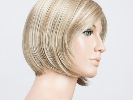 Peluca Amy Small Deluxe de Ellen Wille, color Champagne Mix, vista lateral en maniquí