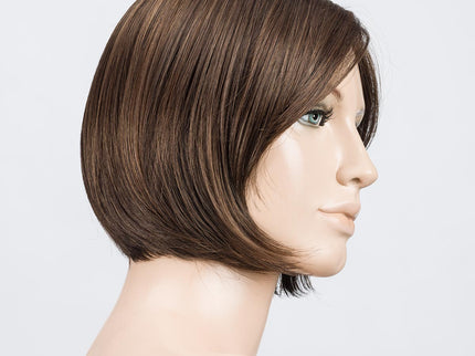 Peluca Amy Small Deluxe de Ellen Wille, color Chocolate Mix, vista lateral en maniquí