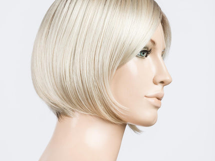 Peluca Amy Small Deluxe de Ellen Wille, color Lightchampagne Rooted, vista lateral en maniquí