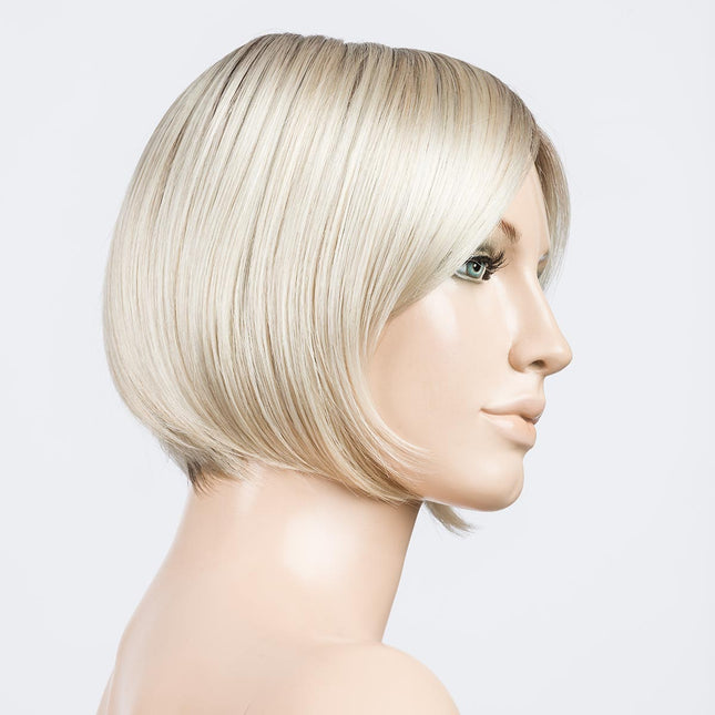Peluca Amy Small Deluxe de Ellen Wille, color Lightchampagne Rooted, vista lateral en maniquí