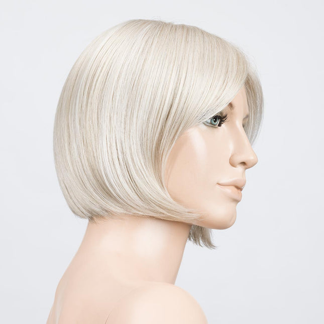 Peluca Amy Small Deluxe de Ellen Wille, color Lightpearl Mix, vista lateral en maniquí