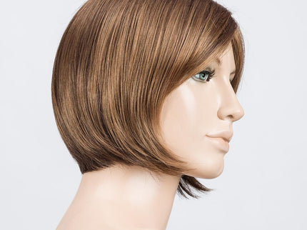 Peluca Amy Small Deluxe de Ellen Wille, color Mocca Mix, vista lateral en maniquí