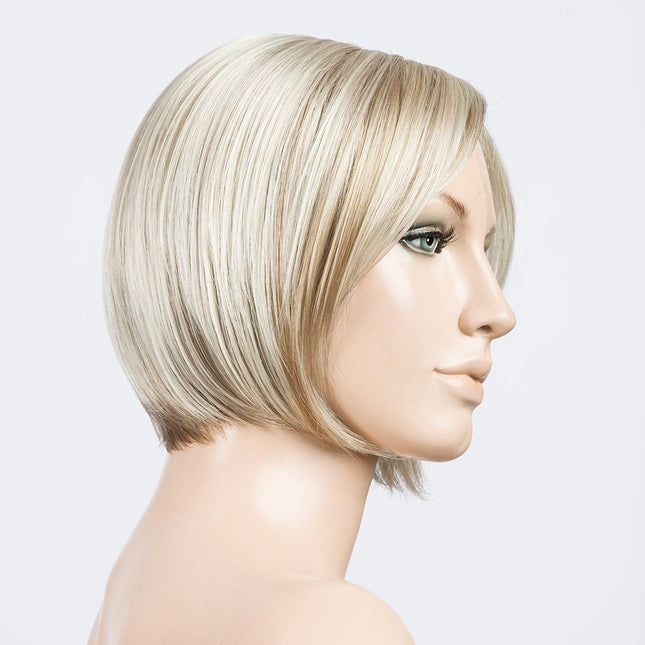 Peluca Amy Small Deluxe de Ellen Wille, color Pearlblonde Mix, vista lateral en maniquí