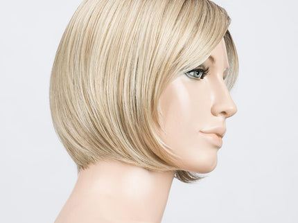 Peluca Amy Small Deluxe de Ellen Wille, color Sandyblonde Rooted, vista lateral en maniquí
