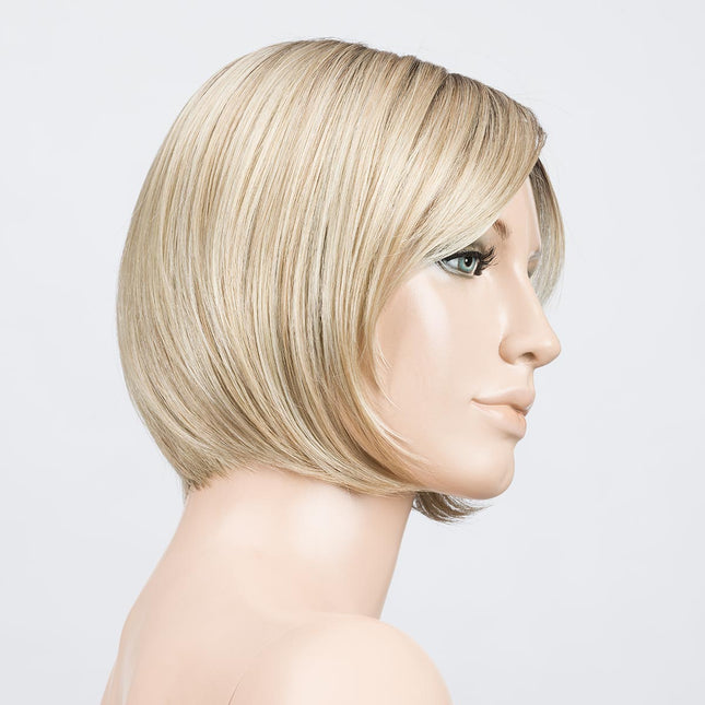 Peluca Amy Small Deluxe de Ellen Wille, color Sandyblonde Rooted, vista lateral en maniquí