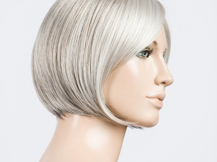 Peluca Amy Small Deluxe de Ellen Wille, color Snow Mix, vista lateral en maniquí