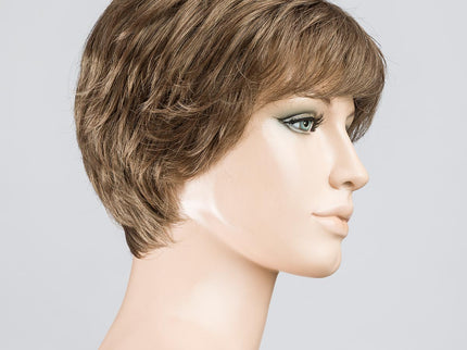 Peluca Apart Mono de Ellen Wille, color Darksand Mix, vista lateral en maniquí