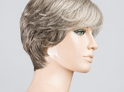 Peluca Apart Mono de Ellen Wille, color Darksnow Mix, vista lateral en maniquí