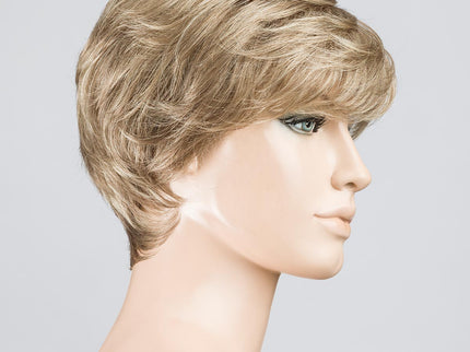 Peluca Apart Mono de Ellen Wille, color Sandmulti Mix, vista lateral en maniquí