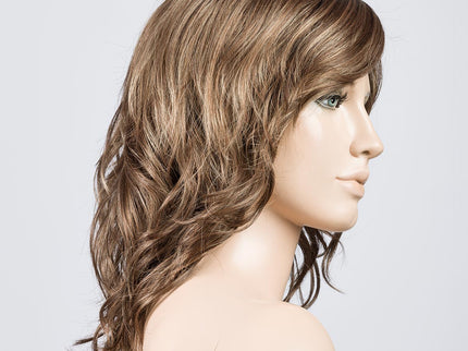 Peluca Beach Mono Part de Ellen Wille, color Nougat Rooted, vista lateral en maniquí