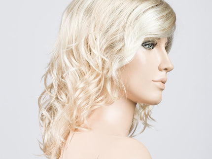 Peluca Beach Mono Part de Ellen Wille, color Pastelblonde Rooted, vista lateral en maniquí
