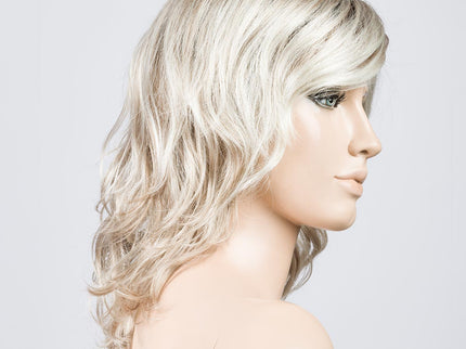 Peluca Beach Mono Part de Ellen Wille, color Pearlblonde Rooted, vista lateral en maniquí