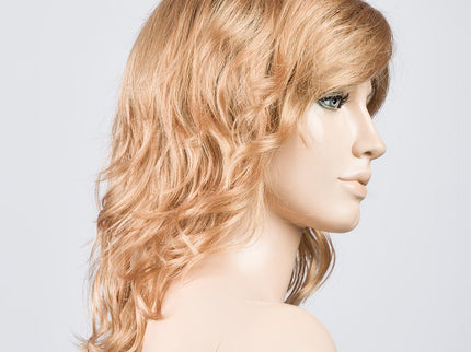 Peluca Beach Mono Part de Ellen Wille, color Toffeeblonde Rooted, vista lateral en maniquí