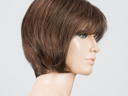 Peluca Beam de Ellen Wille, color Chocolate Rooted, vista lateral en maniquí