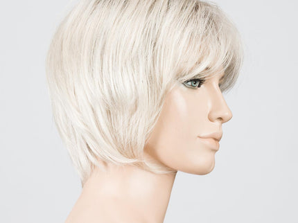 Peluca Beam de Ellen Wille, color Lightchampagne Rooted, vista lateral en maniquí