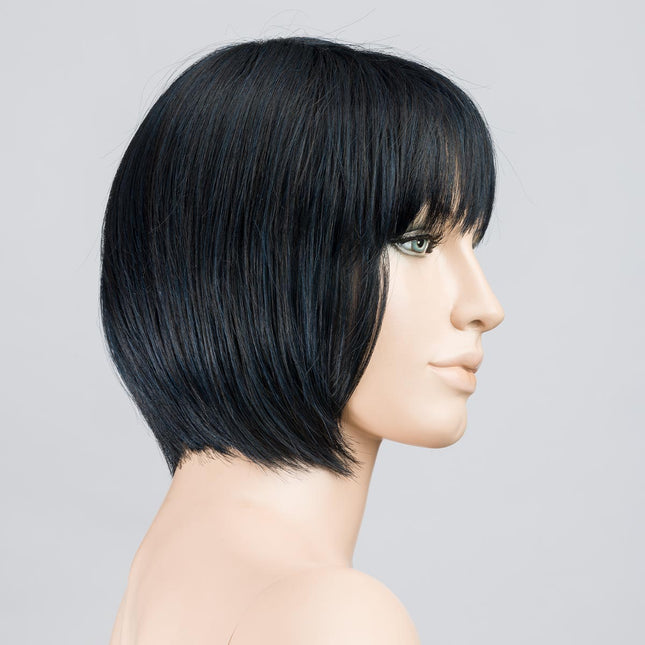 Peluca Blues de Ellen Wille, color Cosmoblack Mix, vista lateral en maniquí