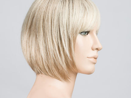 Peluca Blues de Ellen Wille, color Lightchampagne Rooted, vista lateral en maniquí