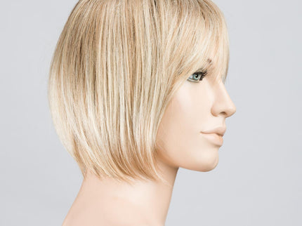 Peluca Blues de Ellen Wille, color Lighthoney Rooted, vista lateral en maniquí