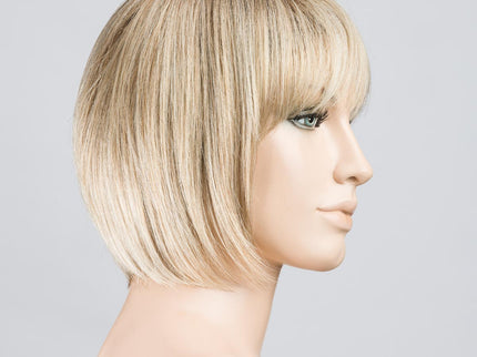 Peluca Blues de Ellen Wille, color Sandyblonde Rooted, vista lateral en maniquí