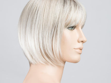 Peluca Blues de Ellen Wille, color Silverblonde Rooted, vista lateral en maniquí