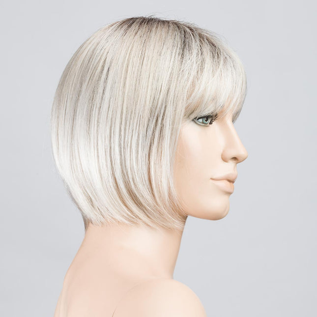 Peluca Blues de Ellen Wille, color Silverblonde Rooted, vista lateral en maniquí