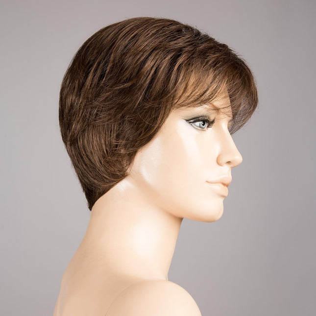 Peluca Cara 100 Deluxe de Ellen Wille, color Chocolate Mix, vista lateral en maniquí