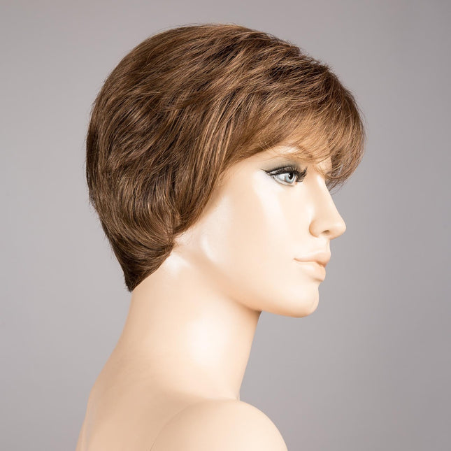 Peluca Cara 100 Deluxe de Ellen Wille, color Mocca Rooted, vista lateral en maniquí