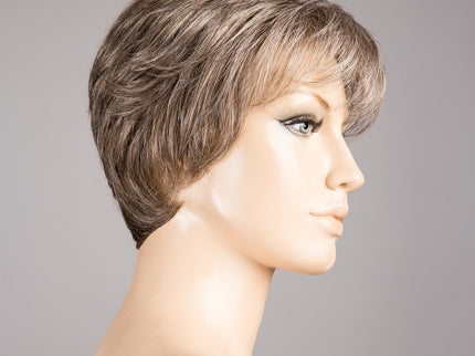 Peluca Cara 100 Deluxe de Ellen Wille, color Smoke Mix, vista lateral en maniquí