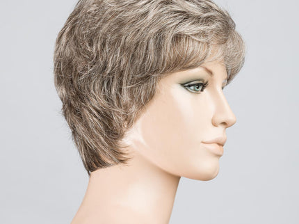 Peluca Apart Hi de Ellen Wille, color Smoke Mix, vista lateral en maniquí