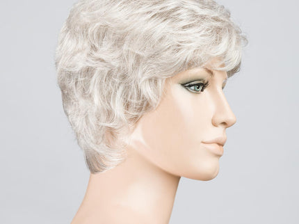 Peluca Apart Hi de Ellen Wille, color Snow Mix, vista lateral en maniquí