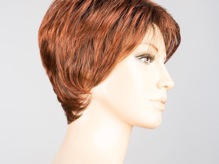 Peluca Fair de Ellen Wille, color Auburn Rooted, vista lateral en maniquí