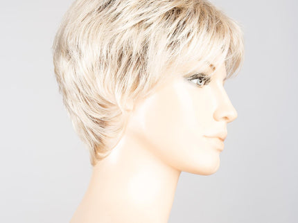 Peluca Fair de Ellen Wille, color Lightchampagne Rooted, vista lateral en maniquí