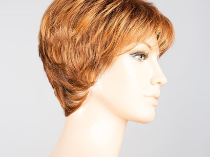 Peluca Fair de Ellen Wille, color Safranred Rooted, vista lateral en maniquí