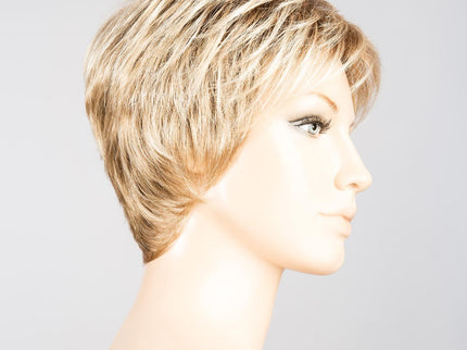 Peluca Fair de Ellen Wille, color Sandyblonde Rooted, vista lateral en maniquí