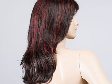 Peluca Flash Mono Part de Ellen Wille, color Aubergine Rooted, vista lateral en maniquí