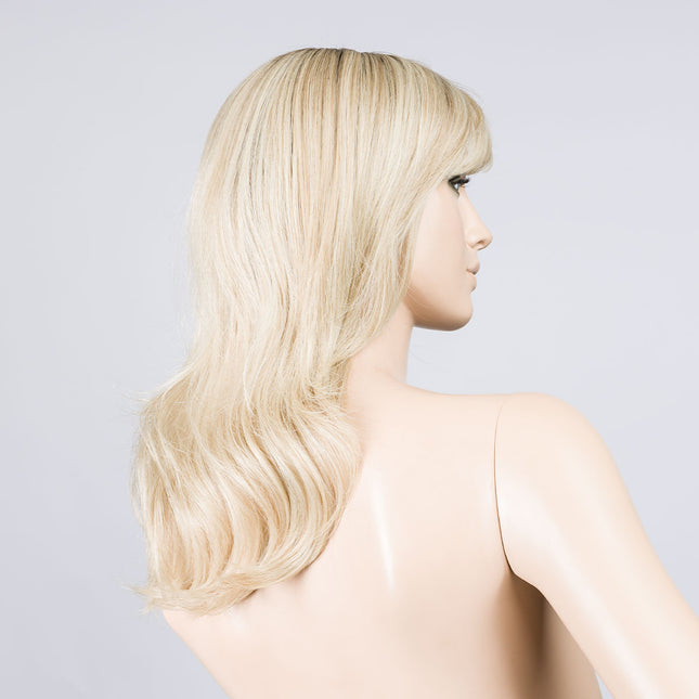 Peluca Flash Mono Part de Ellen Wille, color Champagne Rooted, vista lateral en maniquí