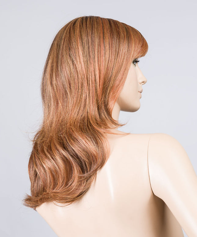 Peluca Flash Mono Part de Ellen Wille, color Safranred Rooted, vista lateral en maniquí