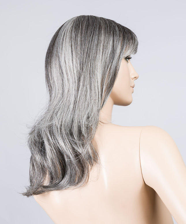 Peluca Flash Mono Part de Ellen Wille, color Salt Pepper Mix, vista lateral en maniquí